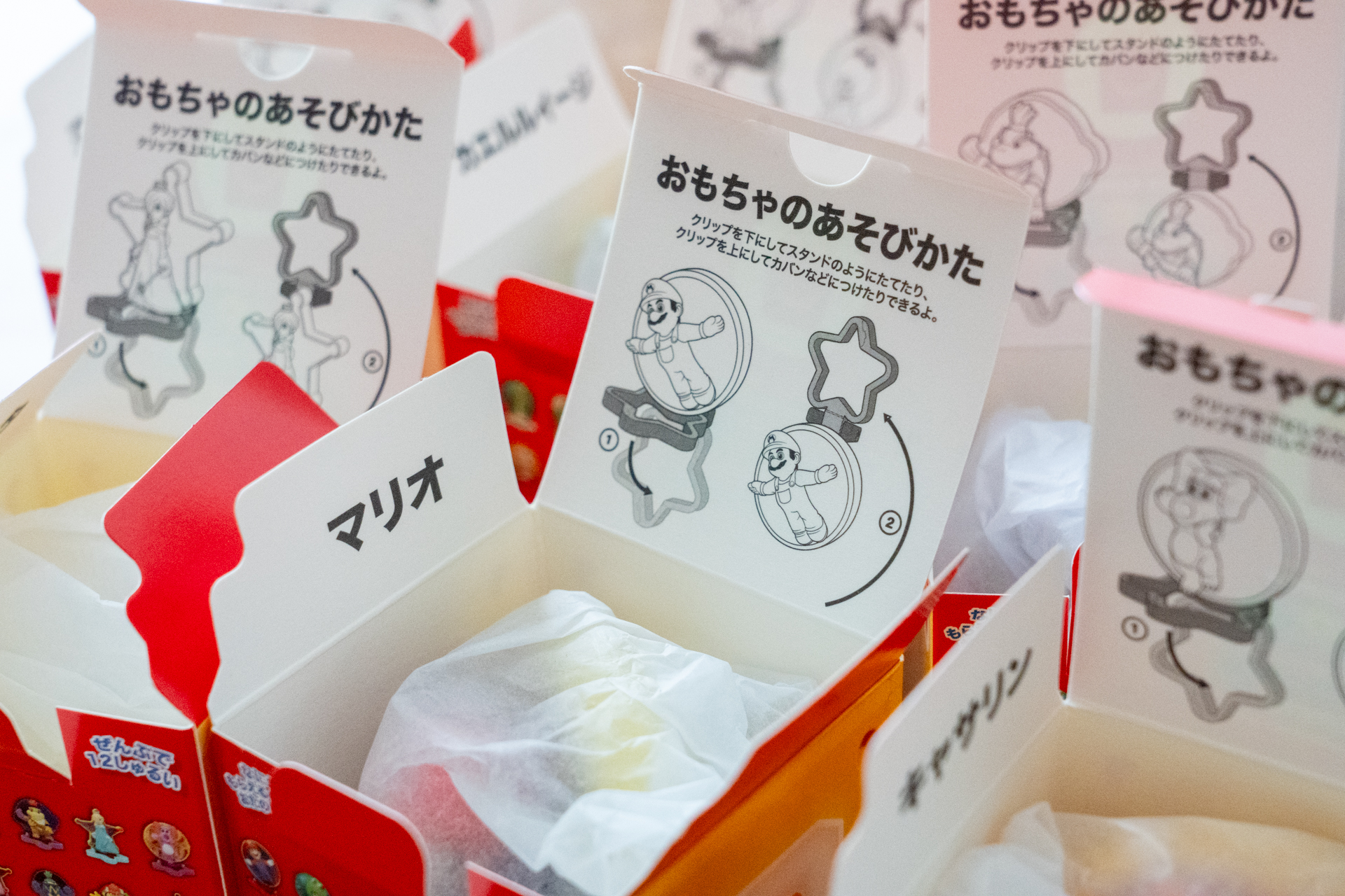 説明書がない代わりに、箱の内側にキャラクター名と遊び方が書かれている