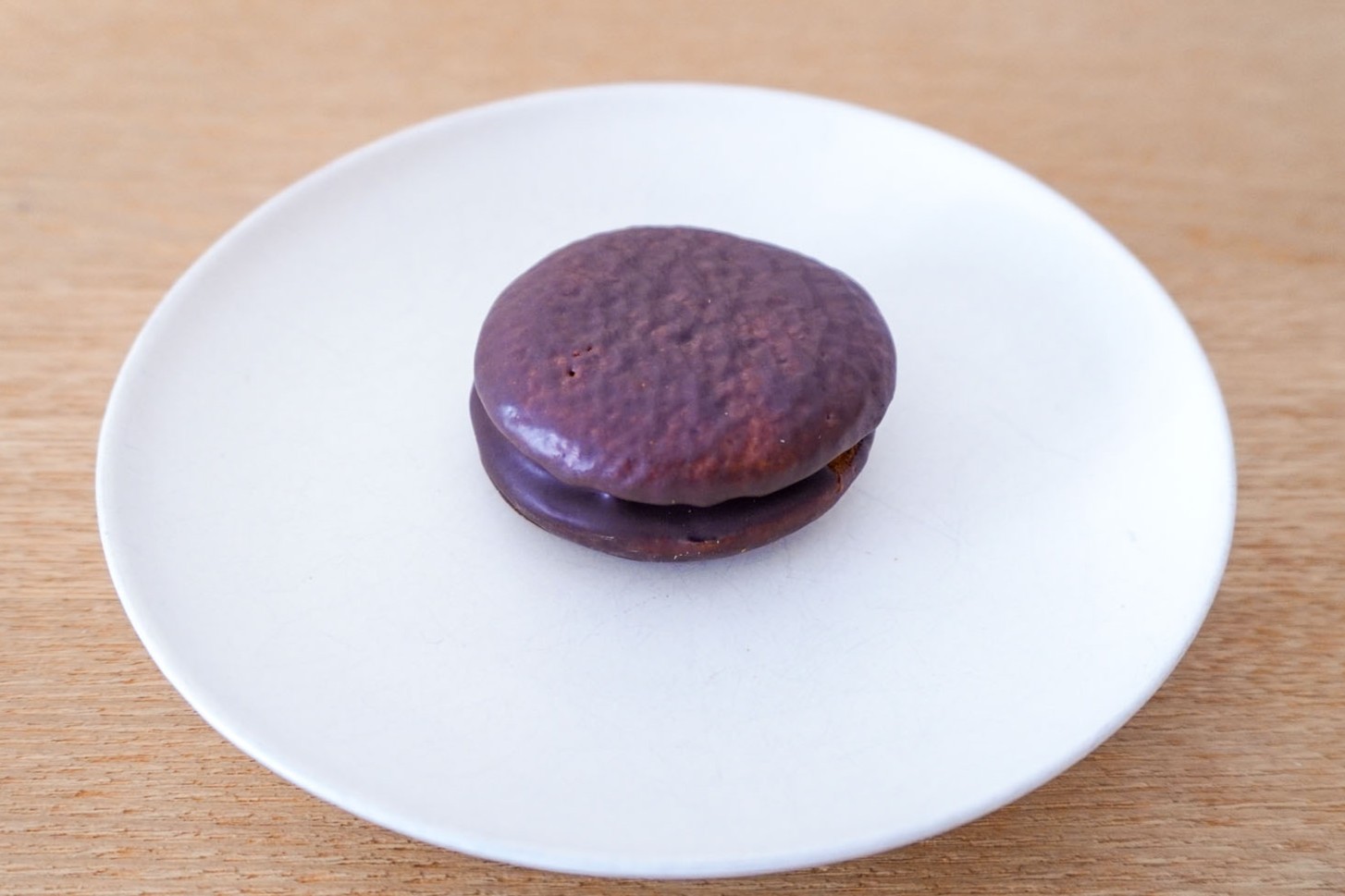袋から出した「チョコパイ＜華やぐアールグレイのレモンティー＞」