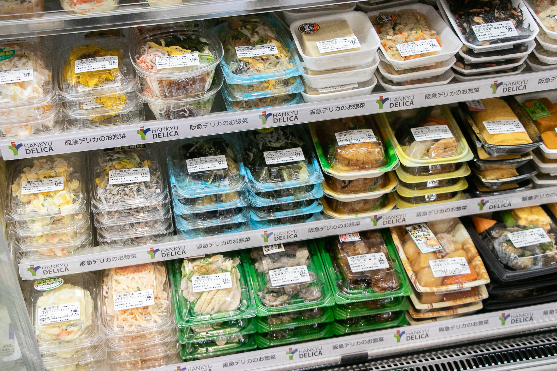 阪急デリカの工場から直送した惣菜やベーカリー