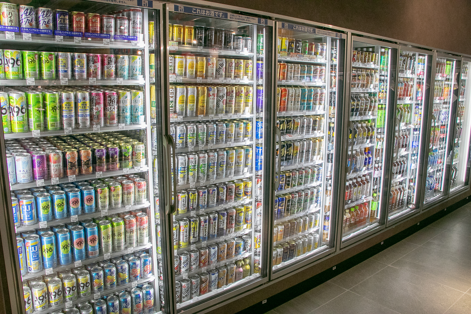 飲料や冷凍食品も豊富な品ぞろえ