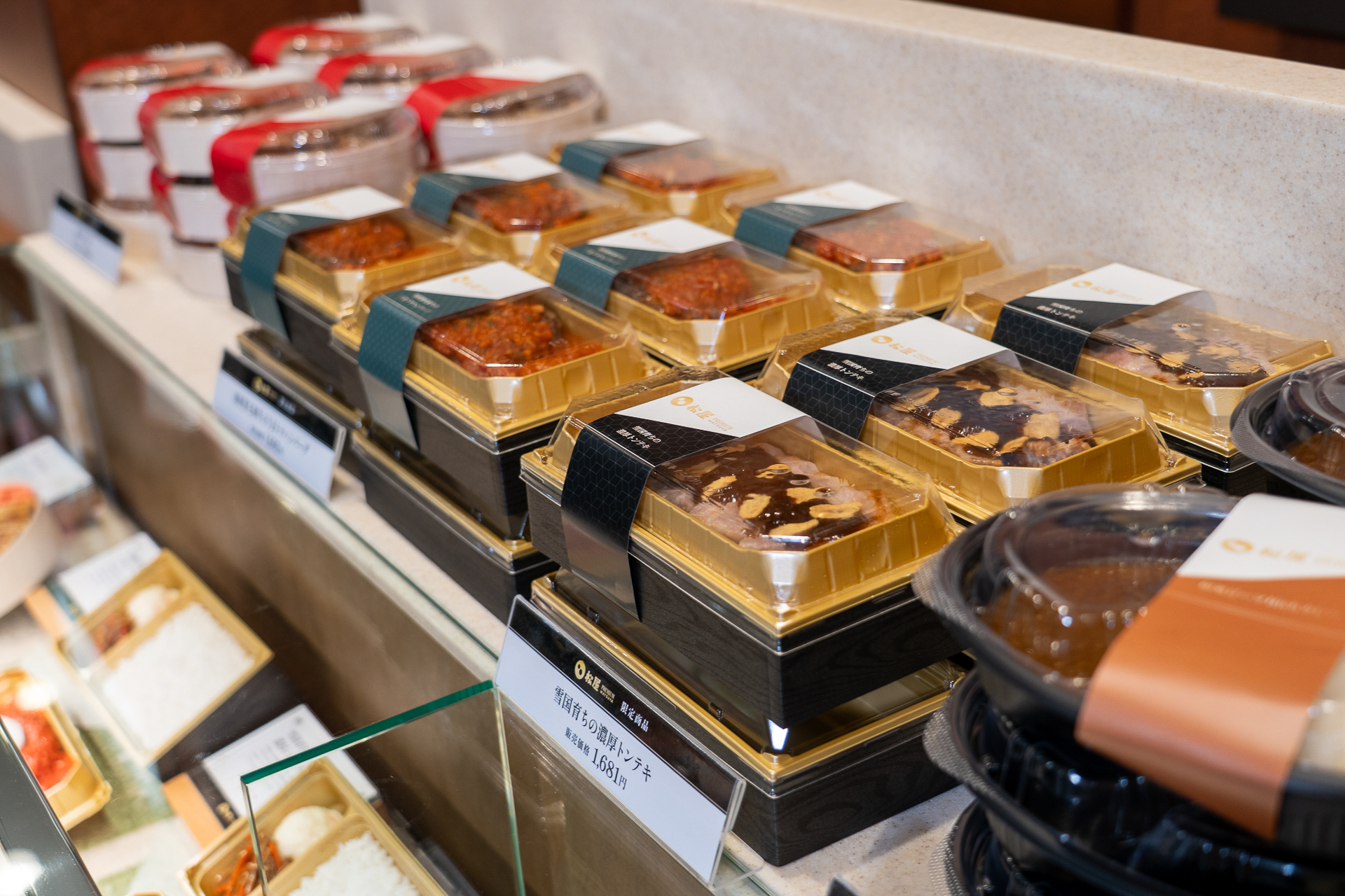 ファルカタ材の「わっぱ」と掛け紙、環境に配慮した包装で提供される百貨店クオリティの限定弁当が並ぶ