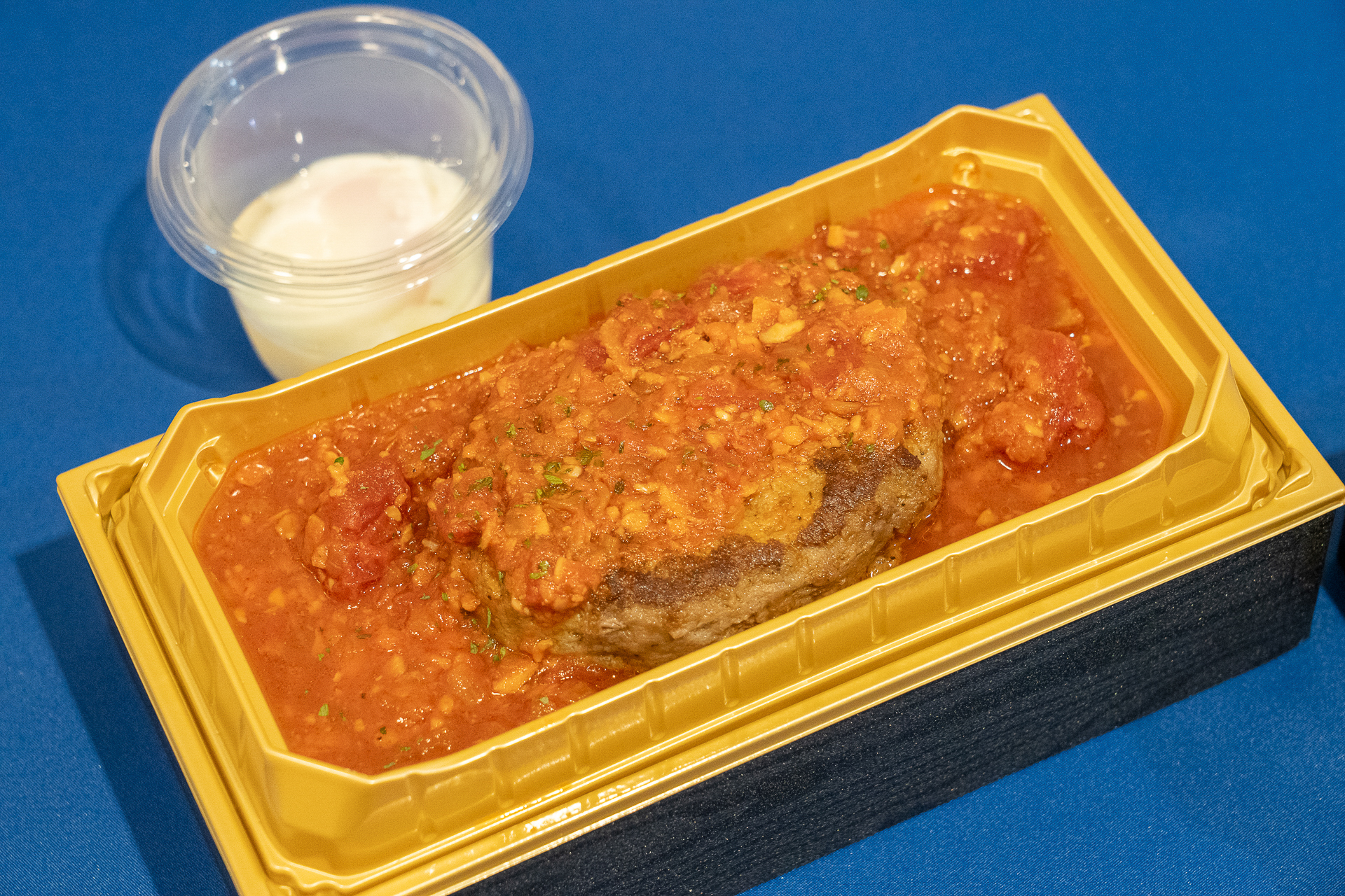 下段にごはんと副菜（きんぴらごぼうとポテトサラダ）がセットになっている「国産黒毛和牛のうまトマハンバーグ」（1681円）