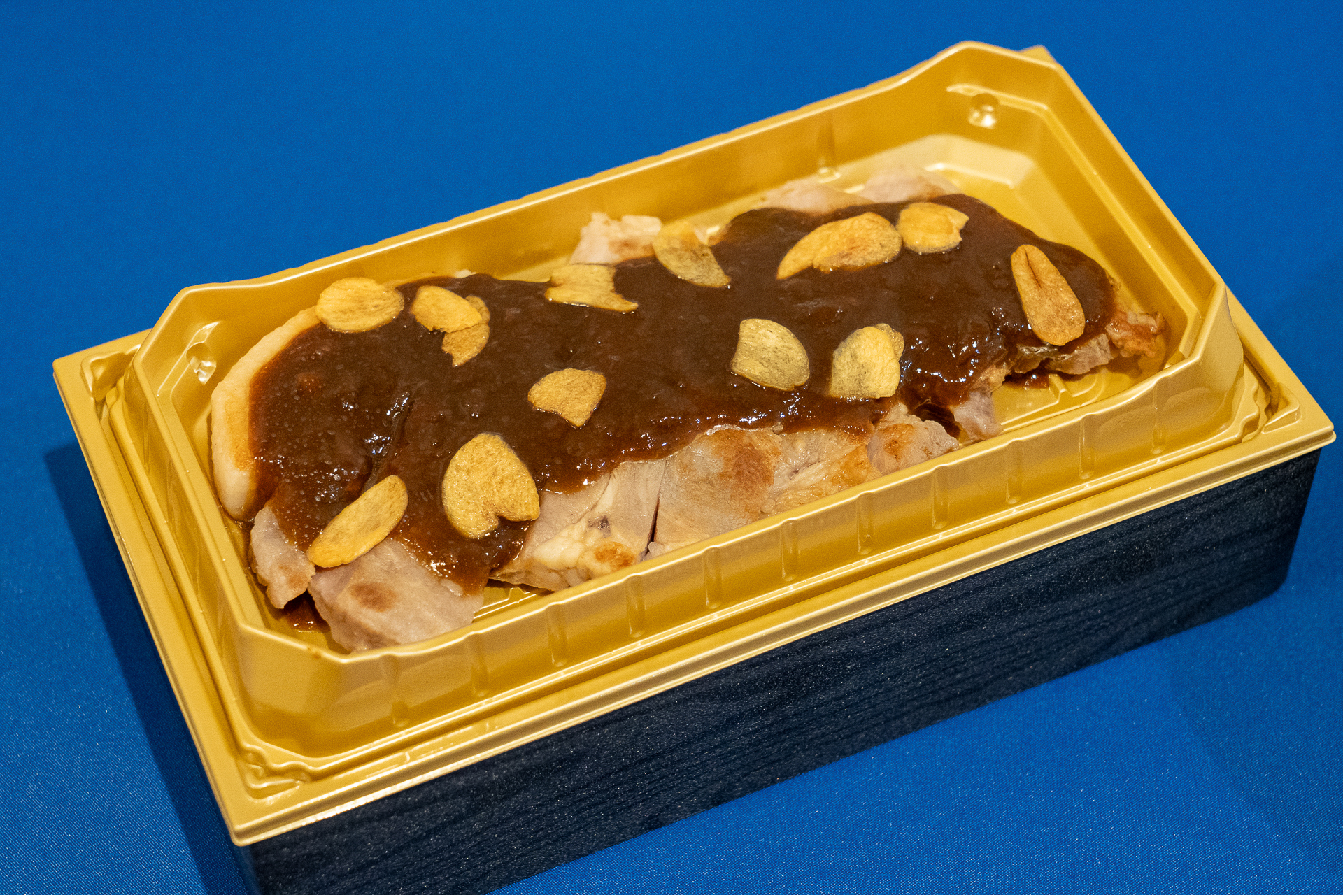 下段にごはんと副菜（きんぴらごぼうとポテトサラダ）がセットになっている「雪国育ちの濃厚トンテキ」（1681円）