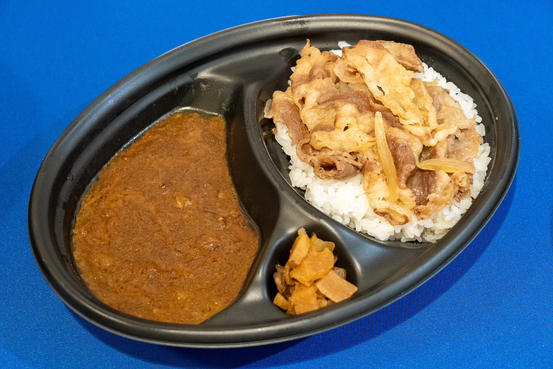「創業ビーフRichカレー×神戸牛」（1681円）