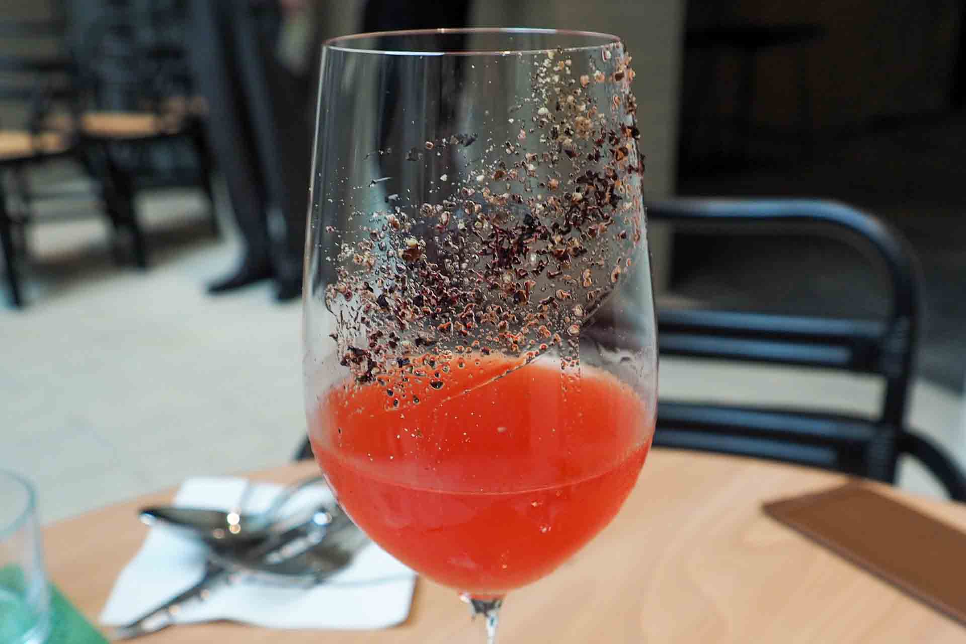 1杯目のカクテル「Back to Wild」。吉田酒造店の「吉田蔵 u Night & Dance」に発酵苺とストロベリービネガー、赤紫蘇、黒胡椒を合わせた