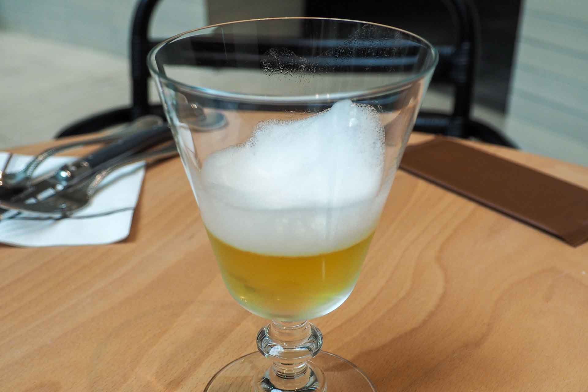 2杯目のカクテル「Ginjo Air Spritz」。八戸酒造の「陸奥八仙 ピンクラベル」に白葡萄とエルダーフラワーを合わせ、日本酒のエアーフォームを乗せた