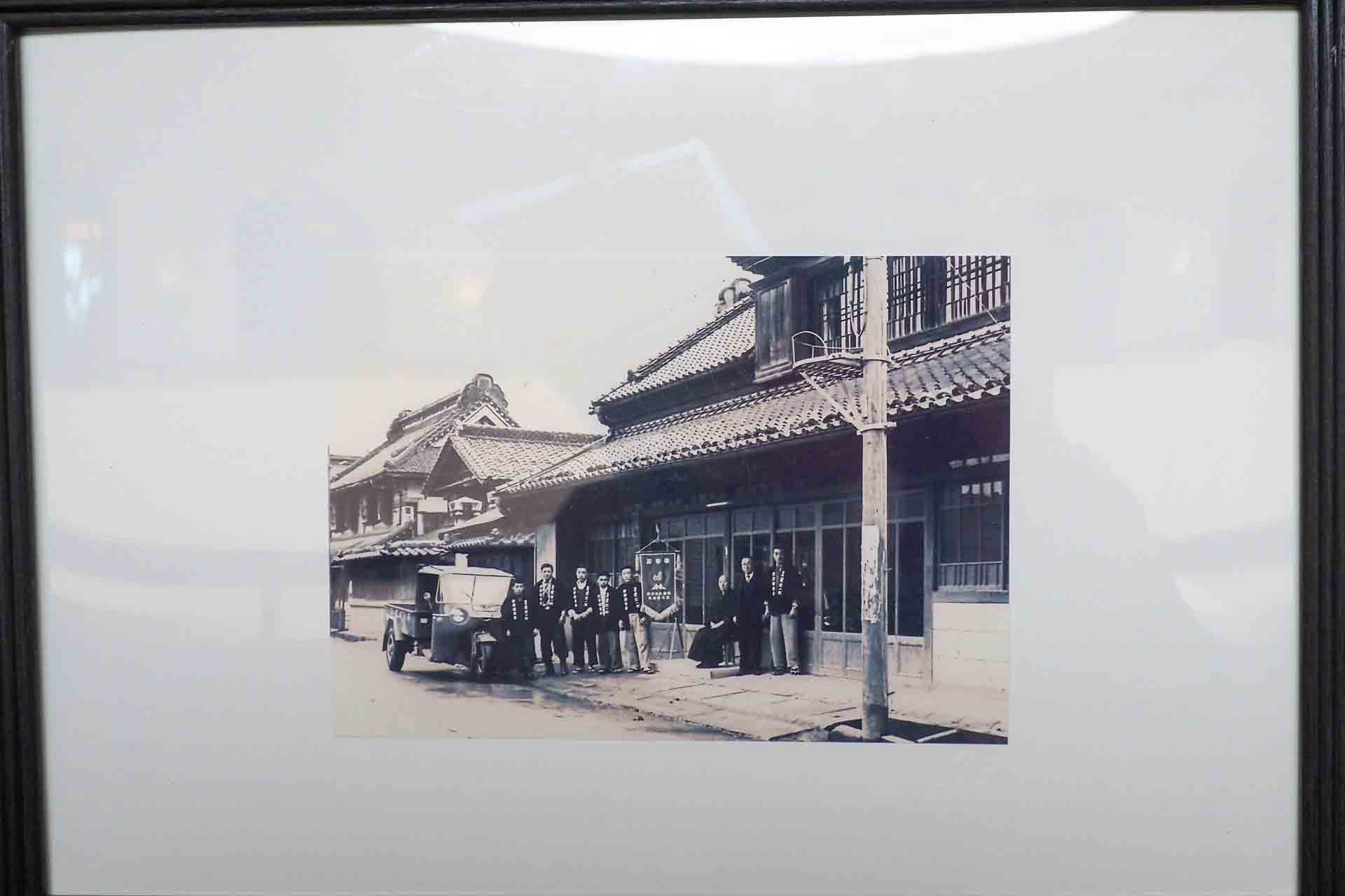 新澤醸造店の創業当時、蔵の前で撮影された写真