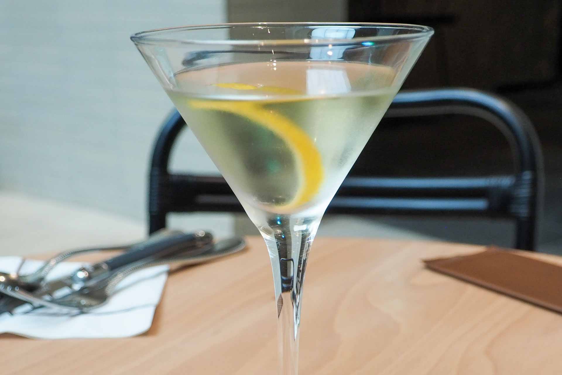 3杯目のカクテル「渡船のマティーニ」。定番のドライマティーニを日本酒ベースで再構築した一杯。ベースは松瀬酒造の「松の司 純米酒 渡船」