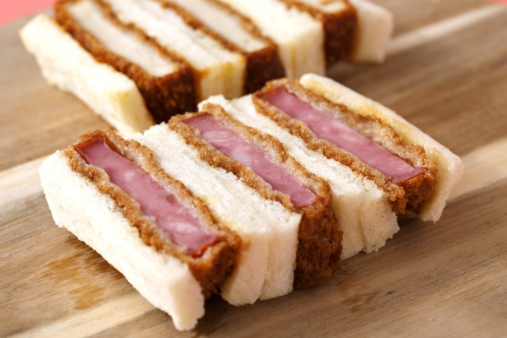 紀ノ国屋 ハムかつサンド（手前）と、紀ノ国屋 チキンかつサンド（奥）