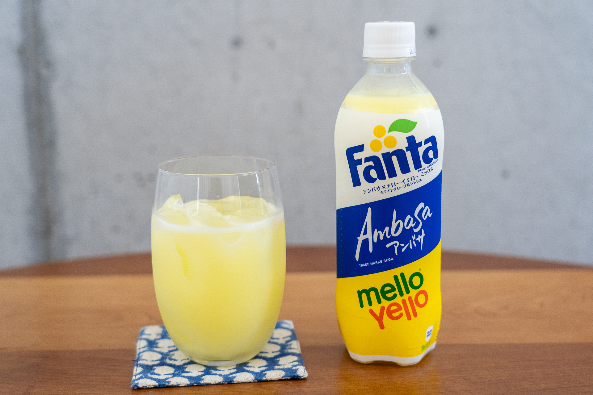 乳白色がかったレモン色