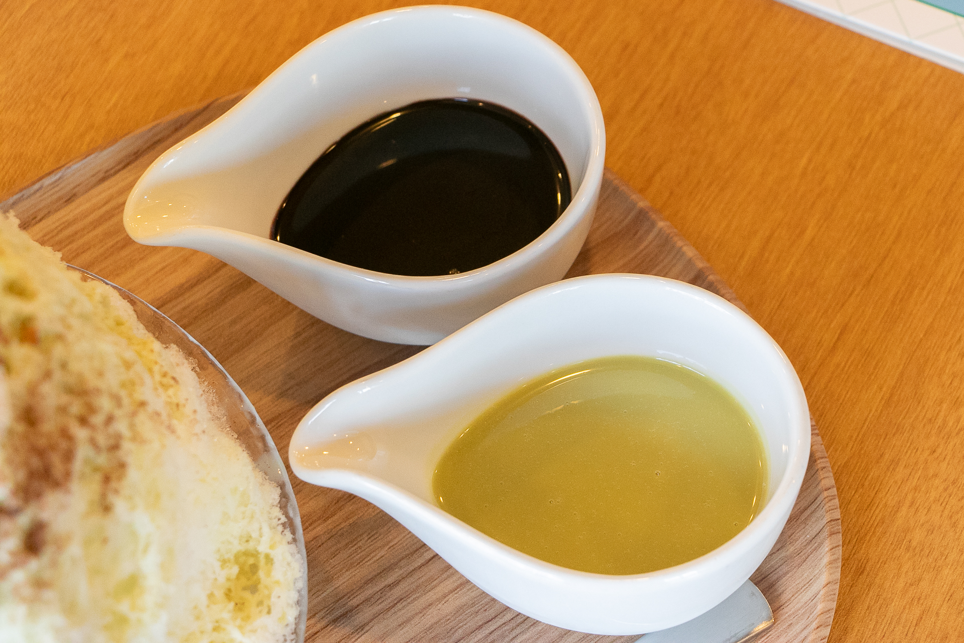 別添えのチョコソースやピスタチオシロップを使ってさらに濃厚に