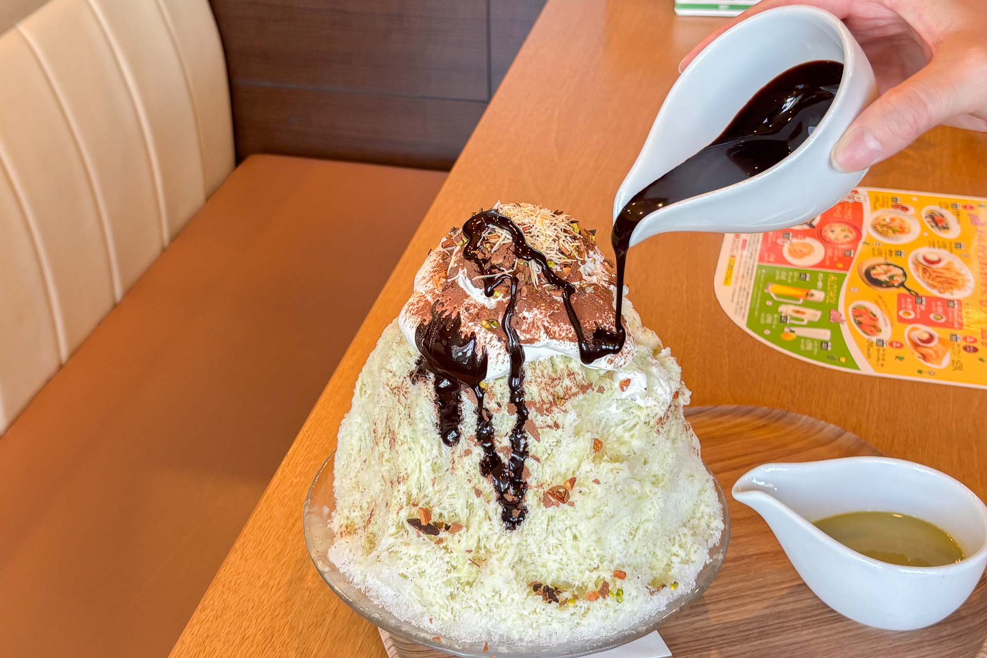別添えのチョコソースやピスタチオシロップを使ってさらに濃厚に