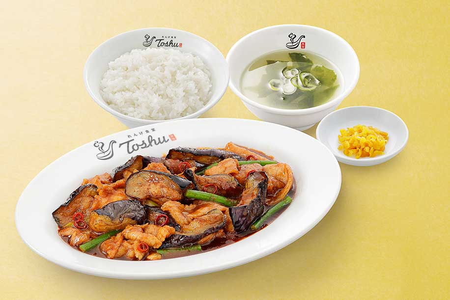 「なすと豚肉の辛味噌炒め定食」（店内飲食890円、持ち帰り880円）