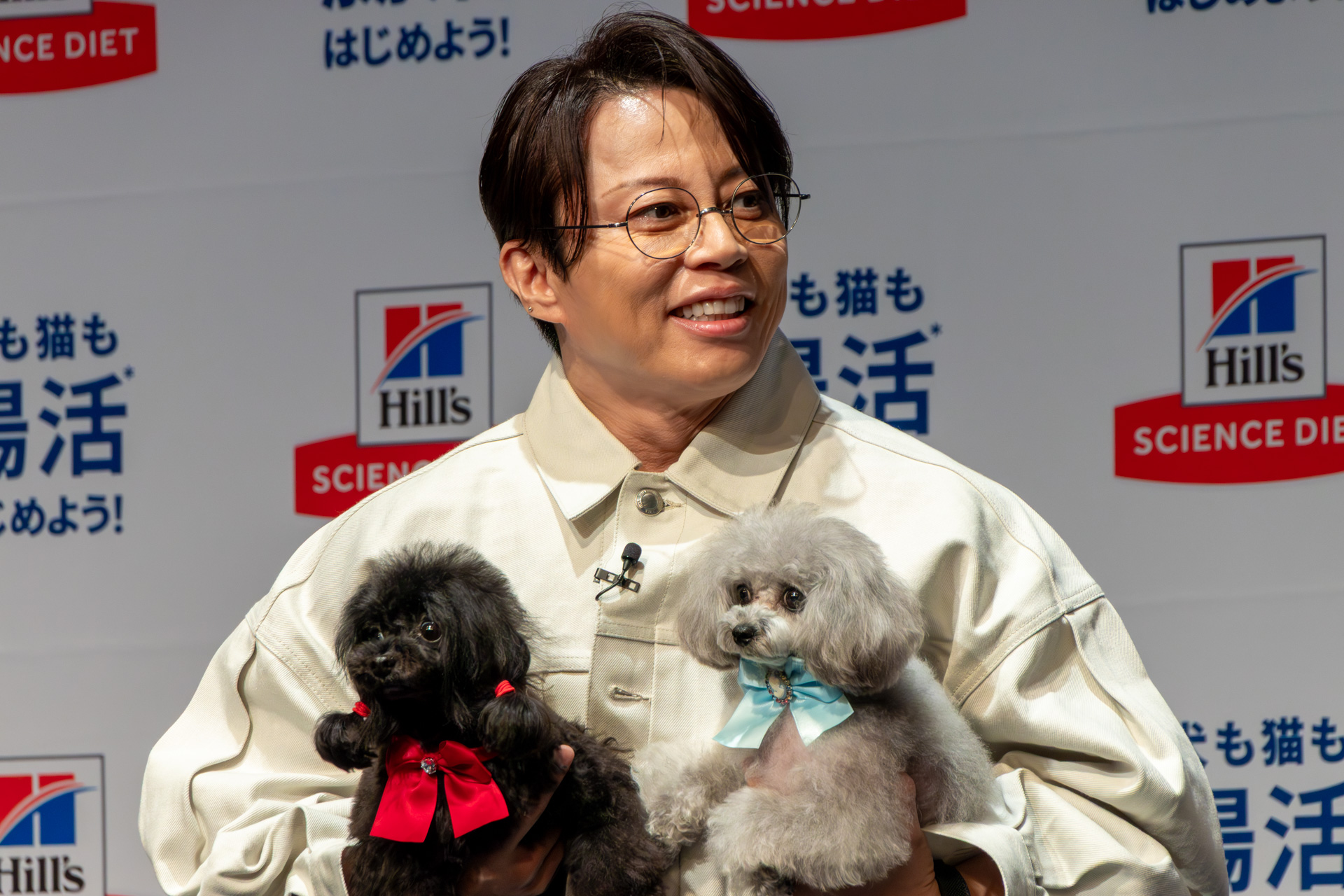 キュートなアルちゃんとエルちゃんを抱いてデレデレの西川さん