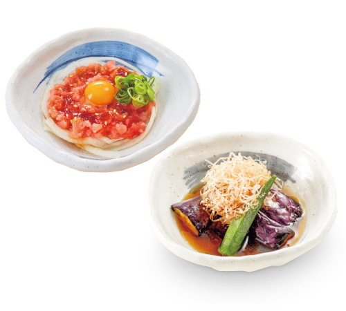 「まぐろのユッケ風」（左）と「茄子の揚げびたし」（右）