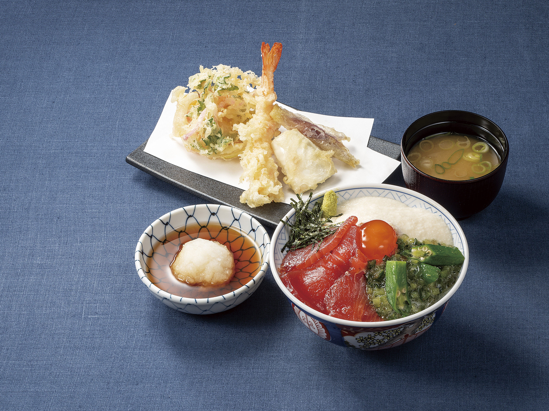 「山形だしと鮪の山かけ丼と季節の天盛りセット」（2178円）