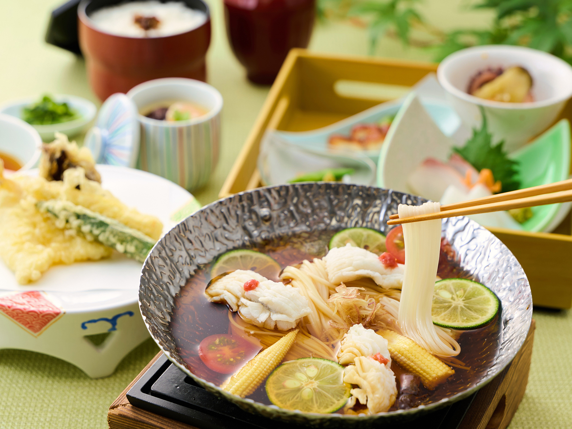 「夏の特別御膳 鱧と夏野菜の冷やし小鍋セット」（3400円）