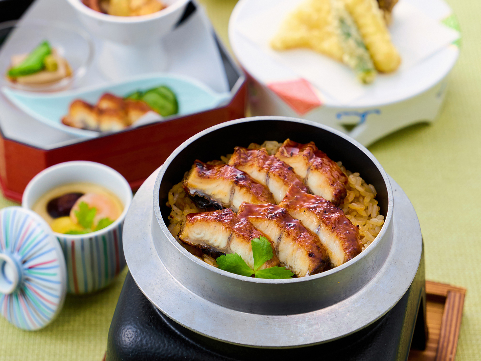 「鰻の釜めし膳」（2550円）