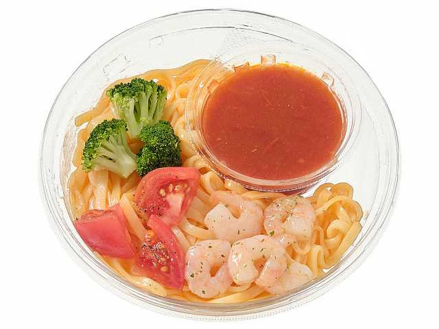 「冷製生パスタ 海老の旨みトマトソース」（598円・税別）