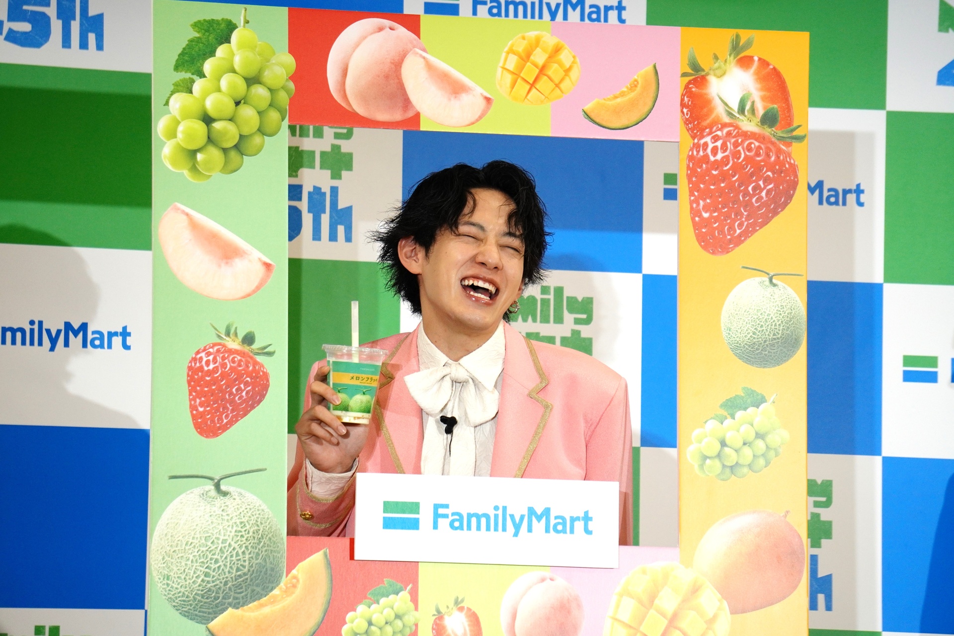 キメ顔を披露するおヨネさん、ケンケンさん、サカイJr.さん
