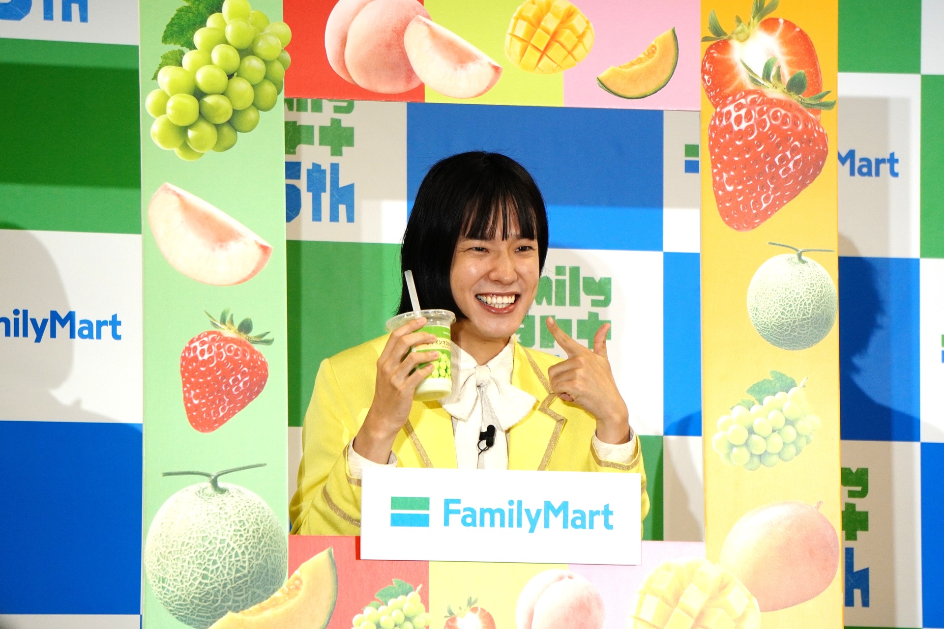 キメ顔を披露するおヨネさん、ケンケンさん、サカイJr.さん
