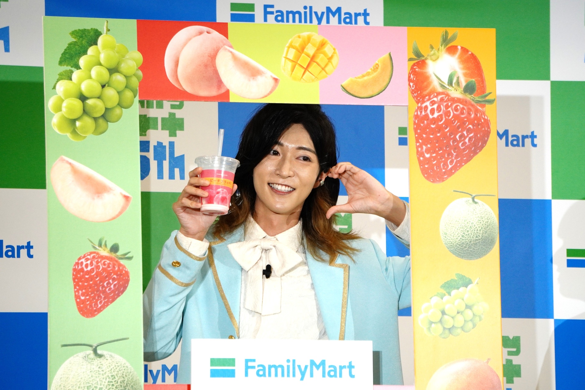 キメ顔を披露するおヨネさん、ケンケンさん、サカイJr.さん