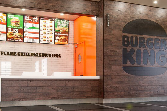 「FLAME GRILLING SINCE 1954」を掲げる店内のカウンター