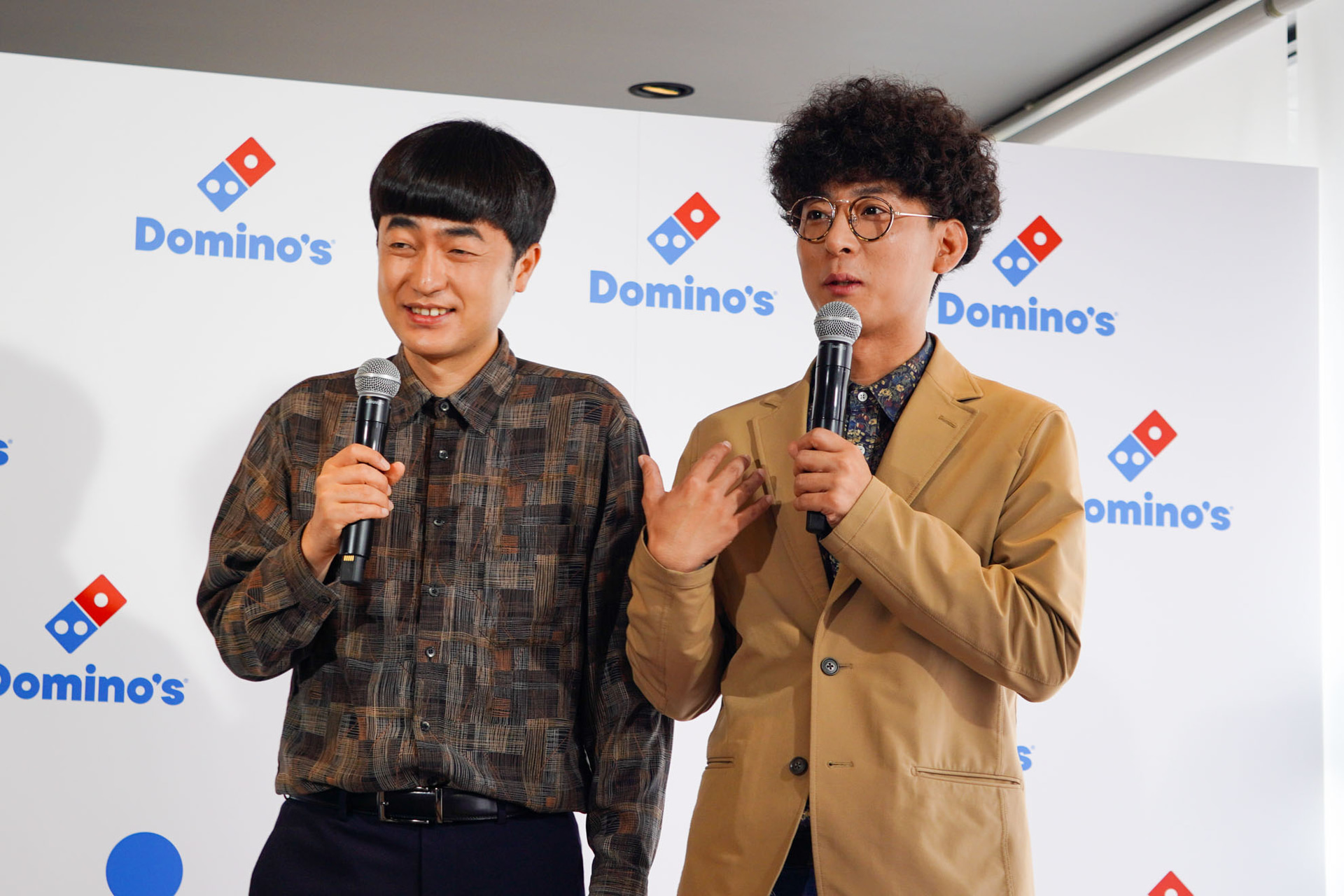 お笑いコンビ「たくろう」の赤木裕さん（左）と、きむらバンドさん（右）が登場