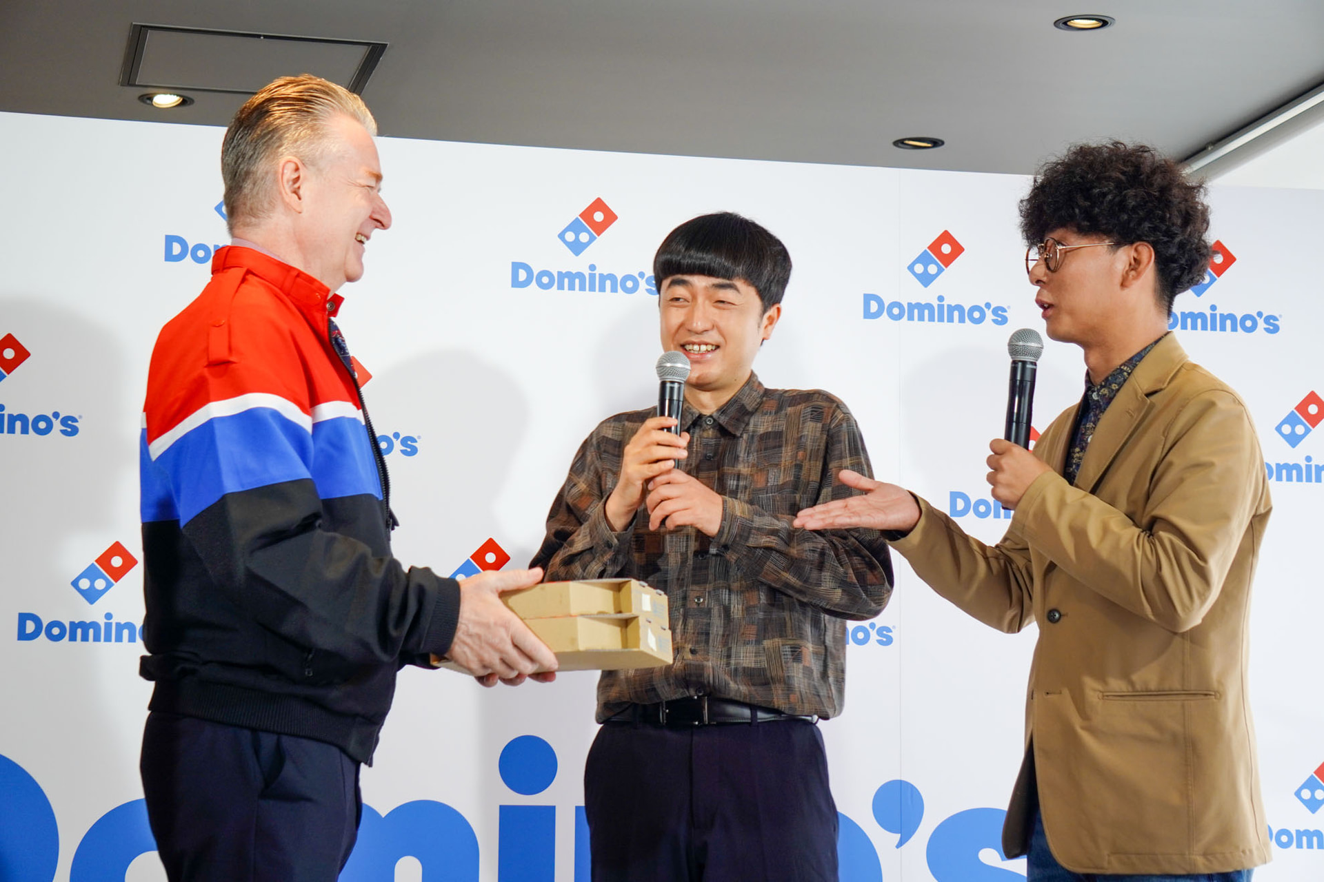 ハーベル氏がピザをたくろうの2人へデリバリー