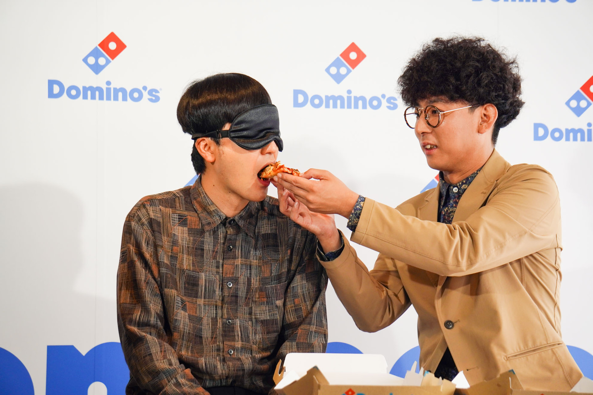 ハーベル氏がピザをたくろうの2人へデリバリー
