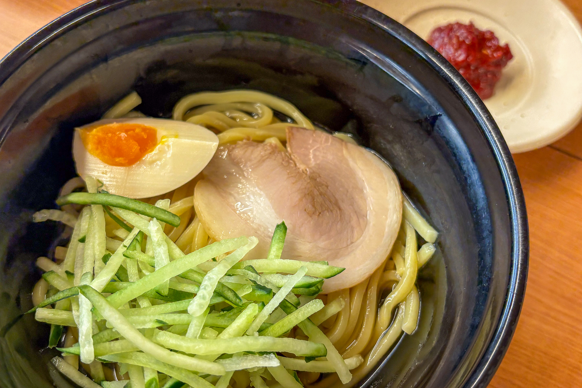 かき氷をトッピングした「スノーマウンテン旨辛冷麺」