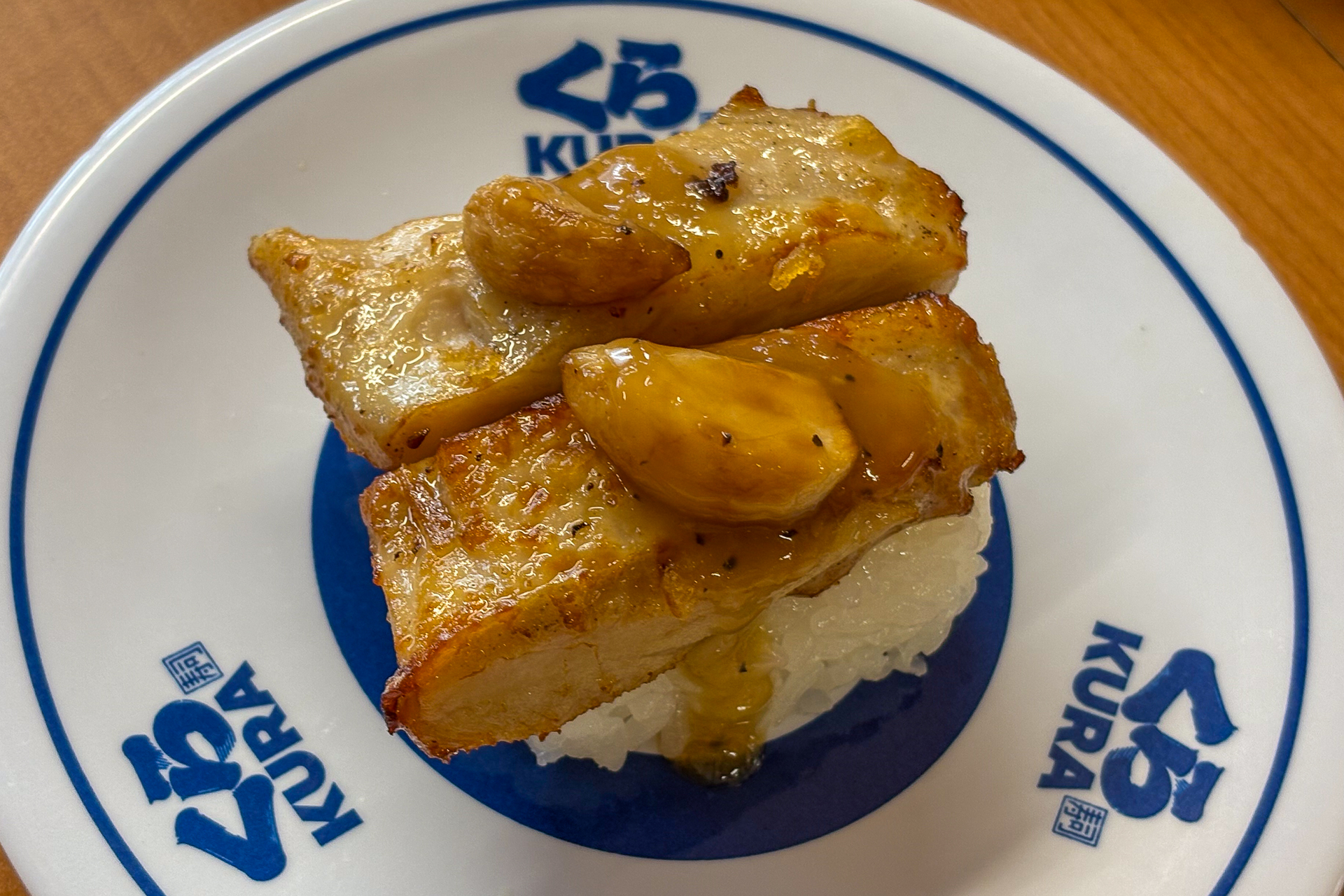揚げニンニクを乗せた「ギルティ ガーリックチキンステーキ」