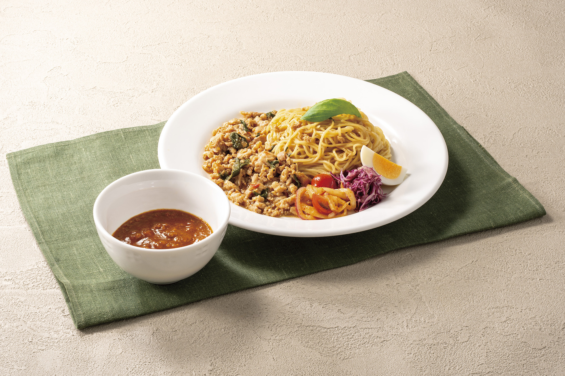 「キーマカレー＆ガパオのあいがけそば」（1540円）