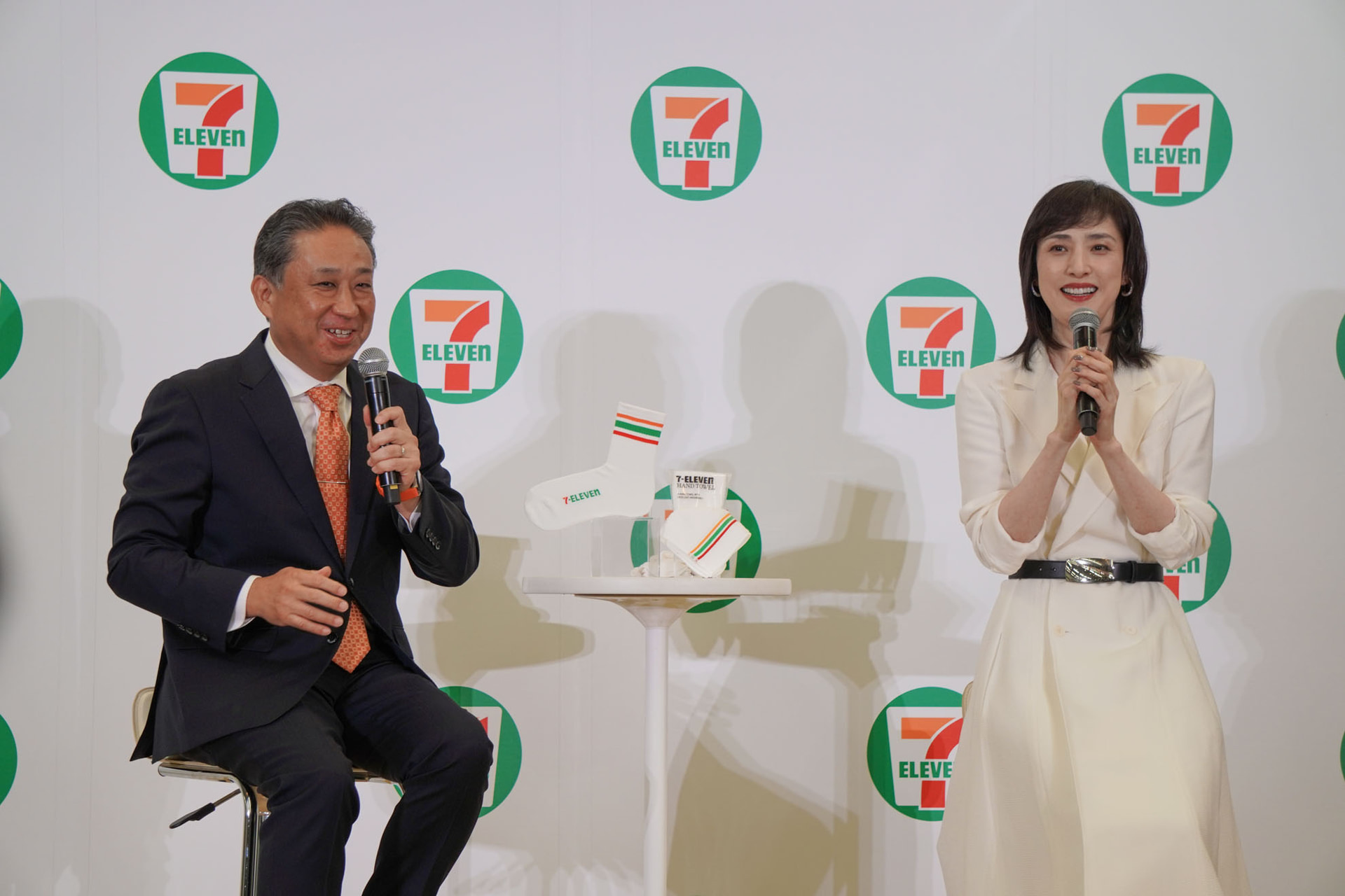 天海さんと阿久津氏が商品について語り合う