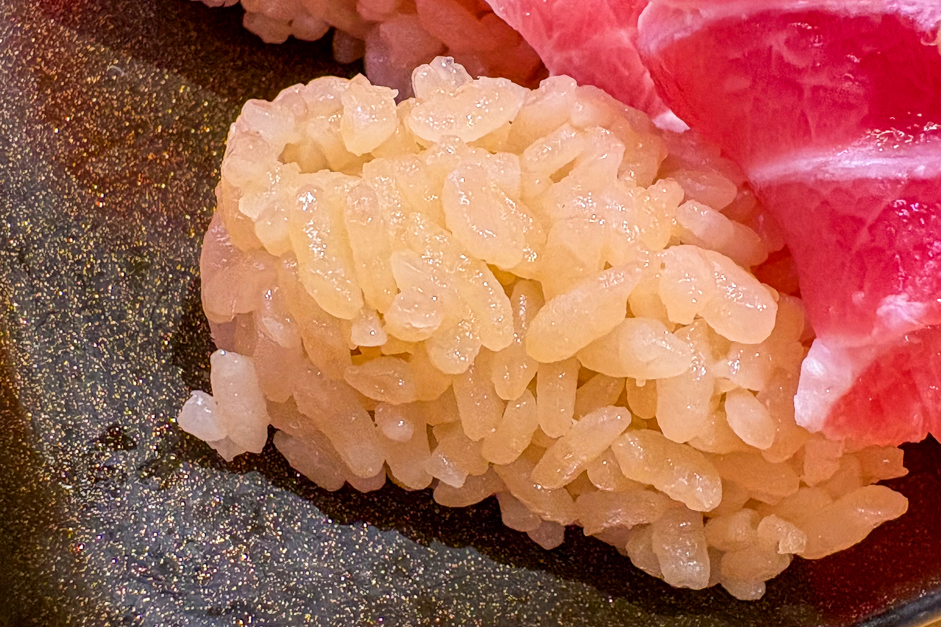 熟成酒粕を配合し、キレのある酸味に仕立てた「赤しゃり」