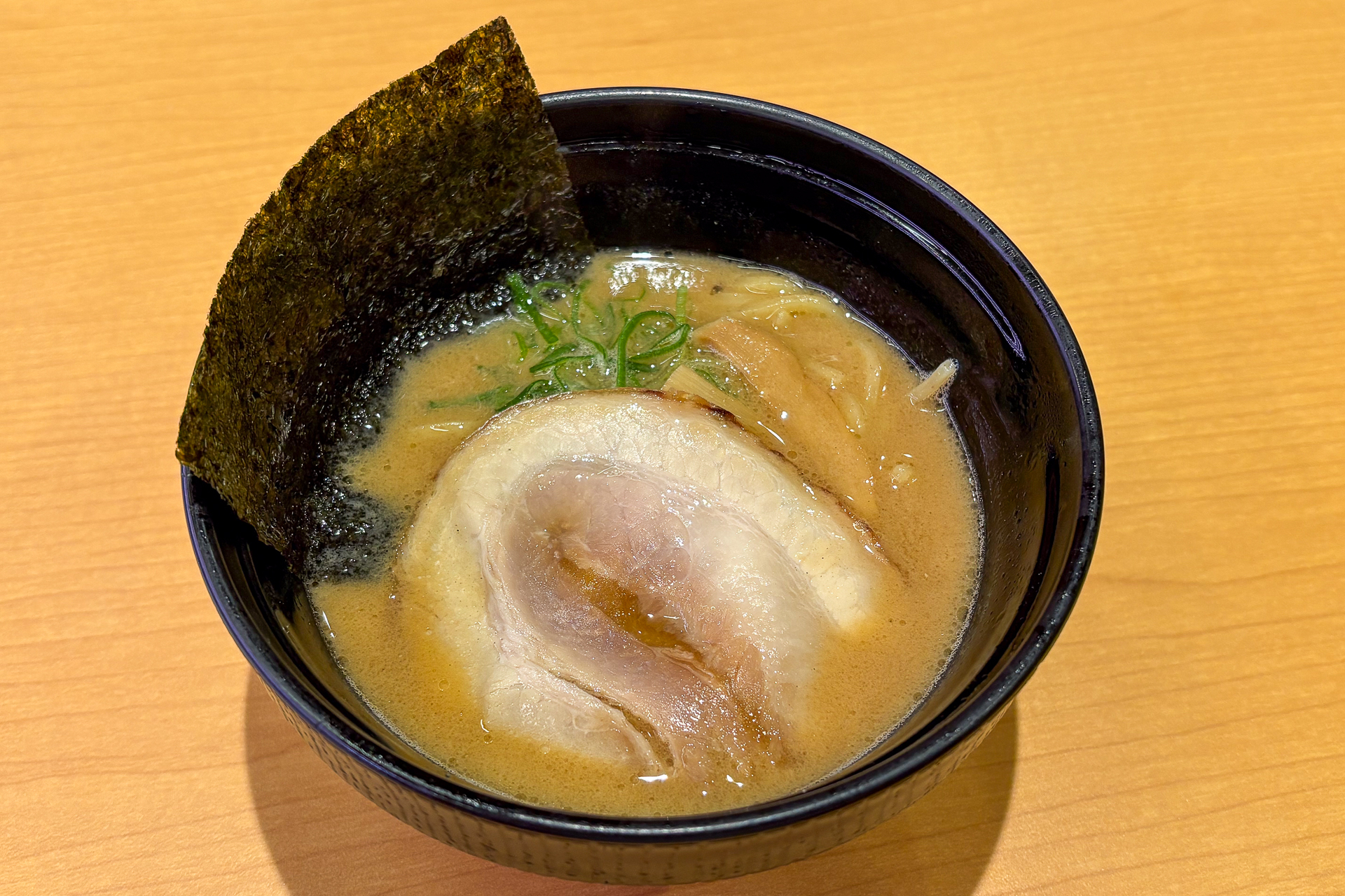 「らーめん はやし」が監修した「コク旨 魚介豚骨ラーメン」