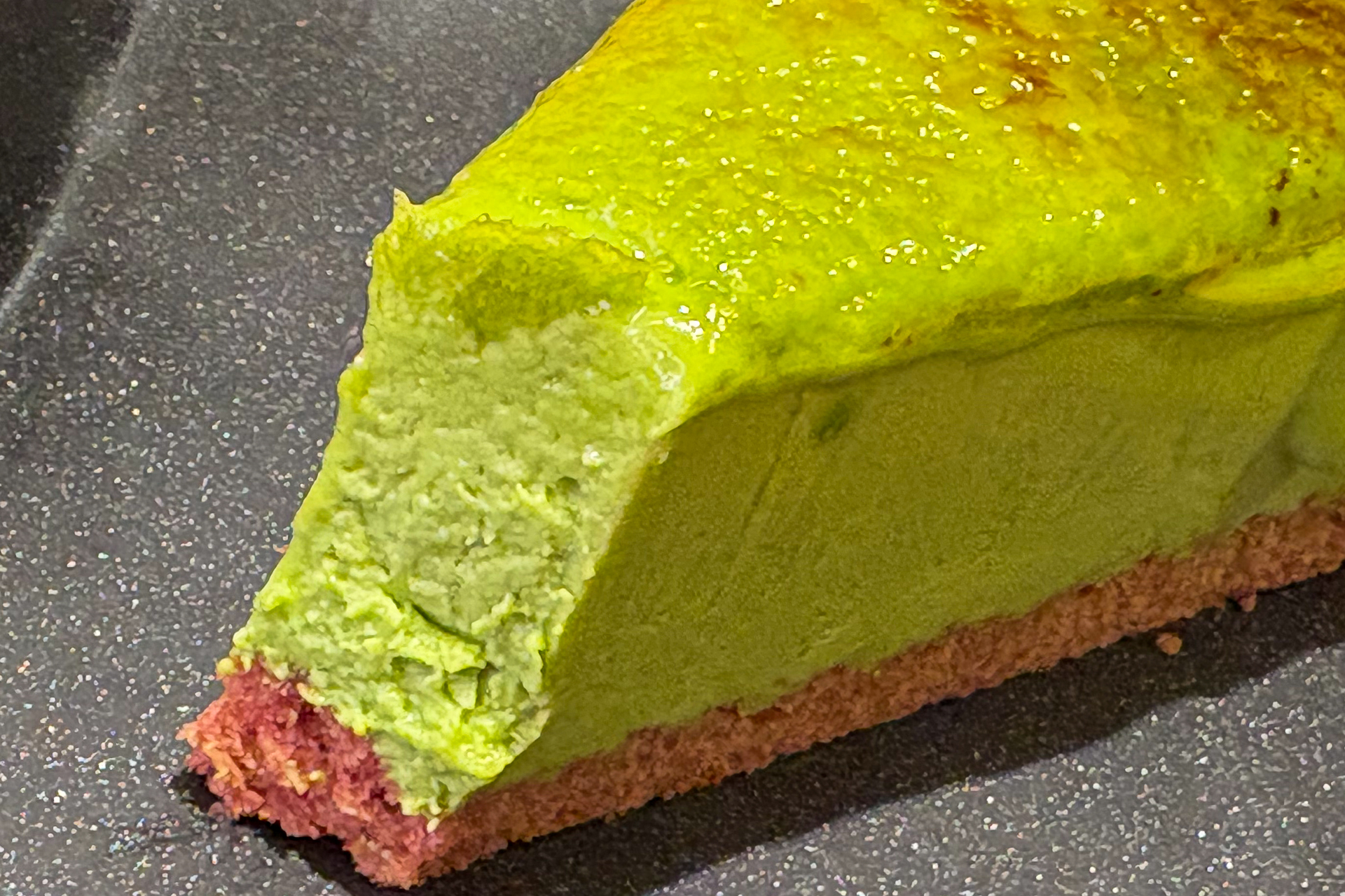 表面はパリッと、中はなめらかな抹茶のレアチーズ