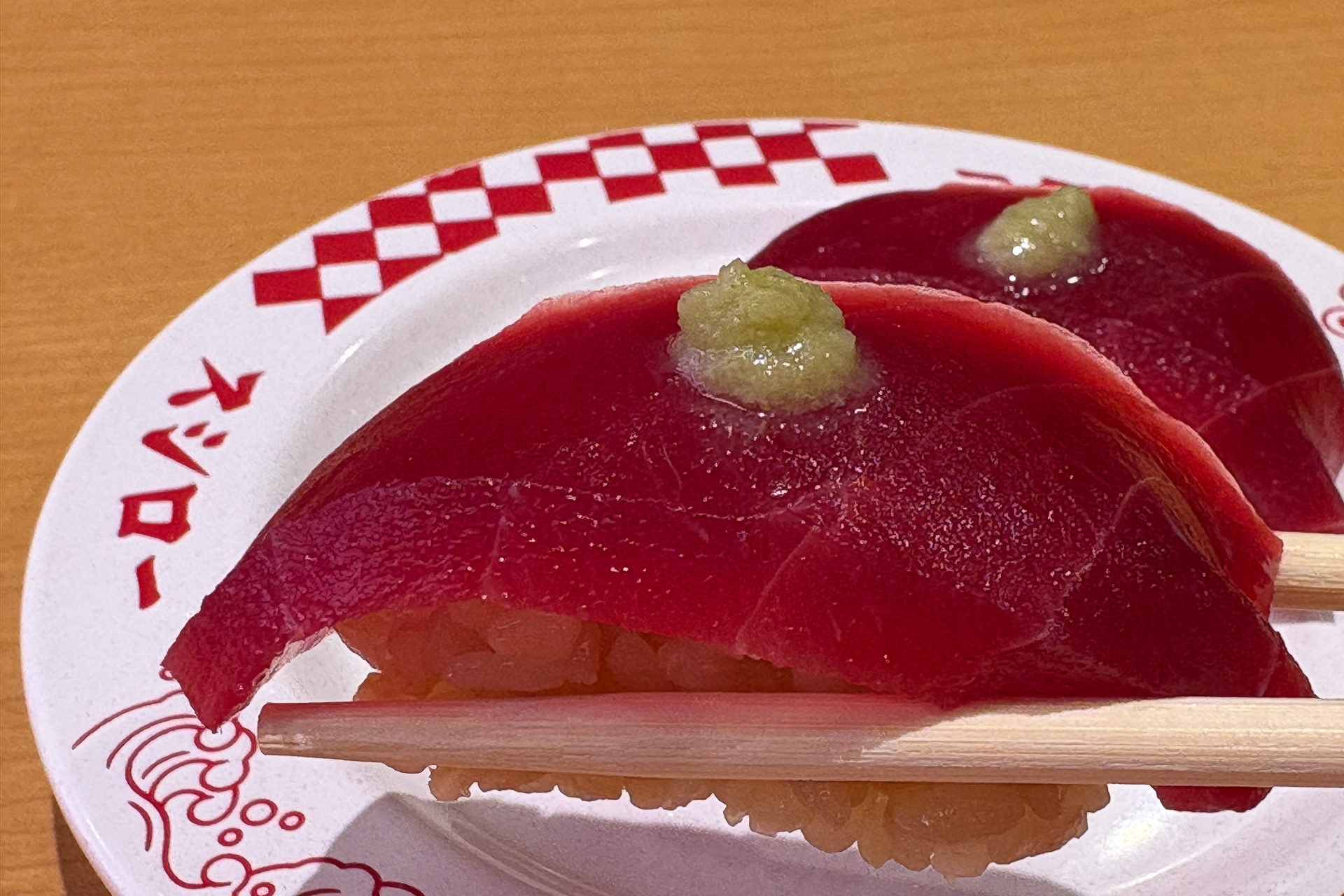 天然本鮪の赤身を使った「厳選 天然本鮪赤身」に、わさびを付けて試食した