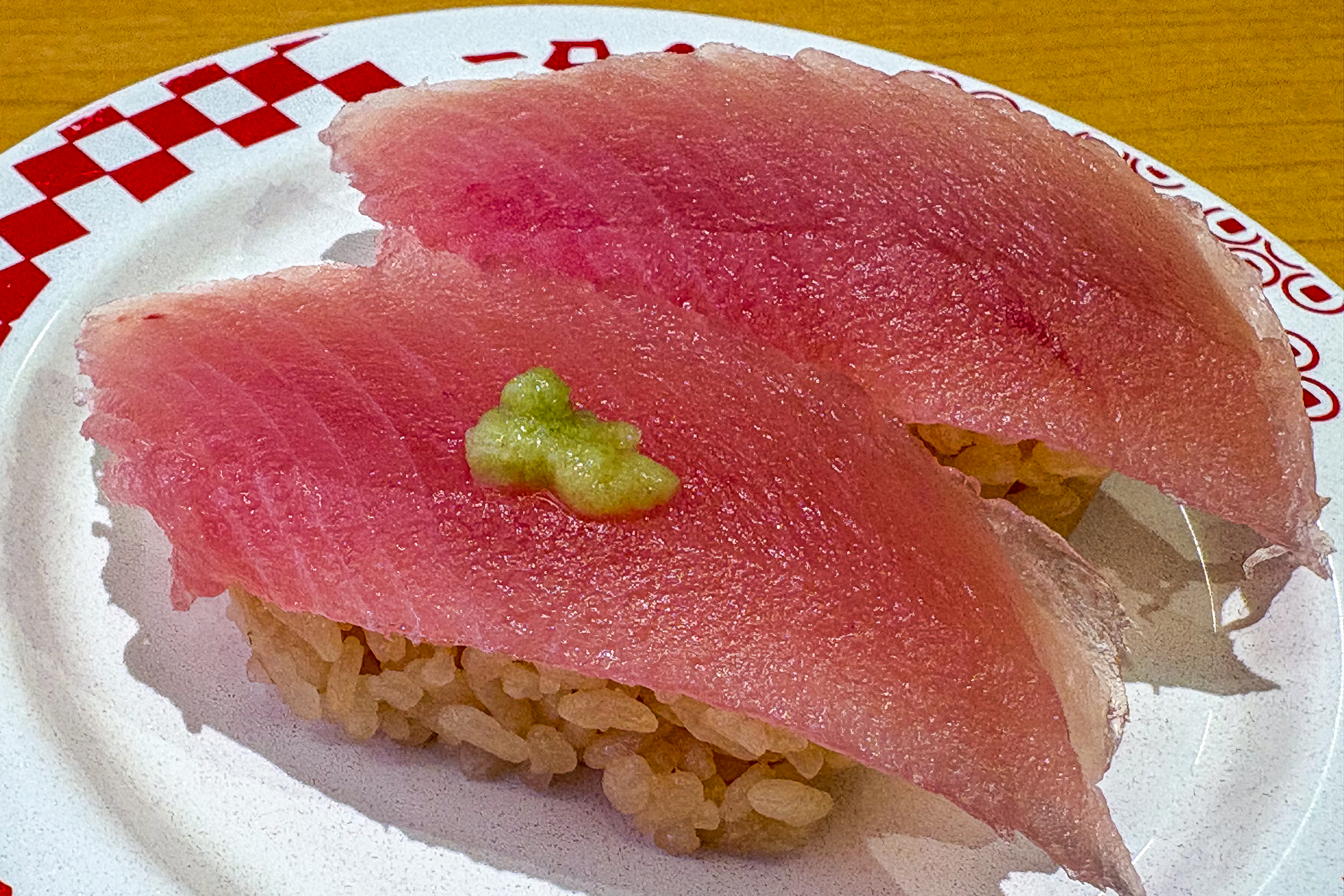 大切りにした天然びん長まぐろ「厳選 大切りびん長まぐろ」、一貫だけわさびを付けて試食した