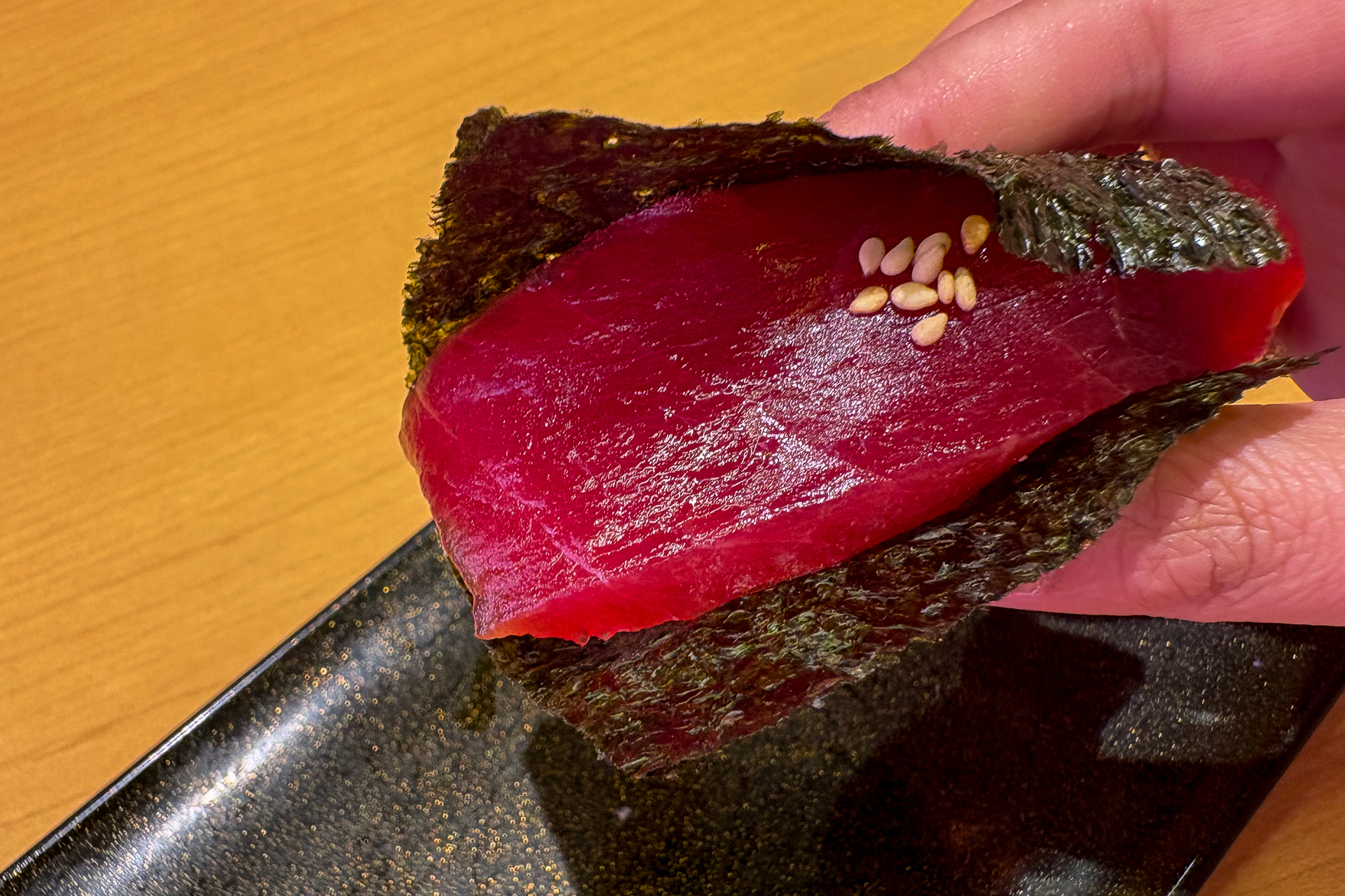 本鮪の漬け赤身包みを海苔で巻いた