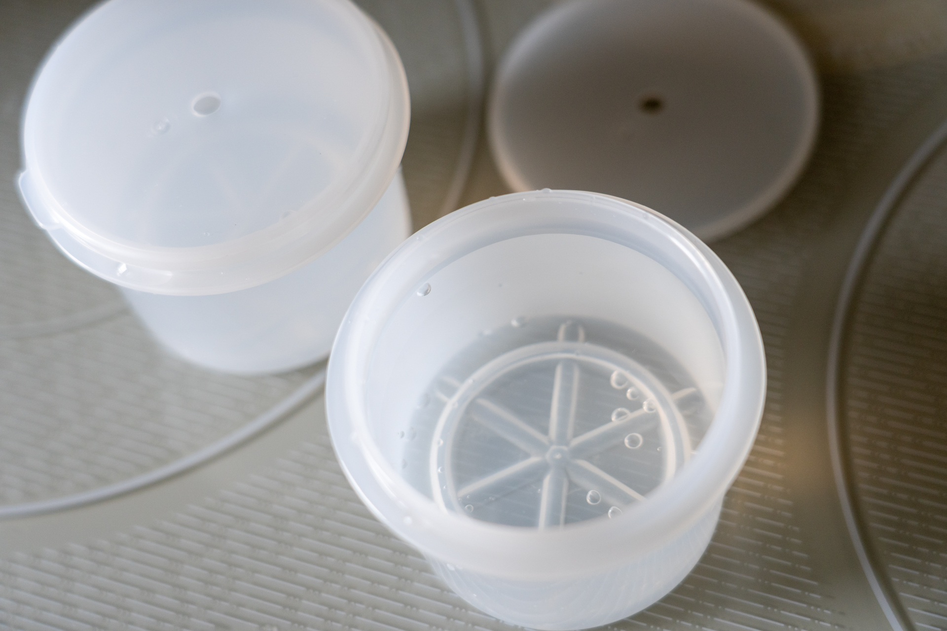 製氷カップで氷を作ります。水は内側の8分目のラインまで。1個あたり約150cc入ります