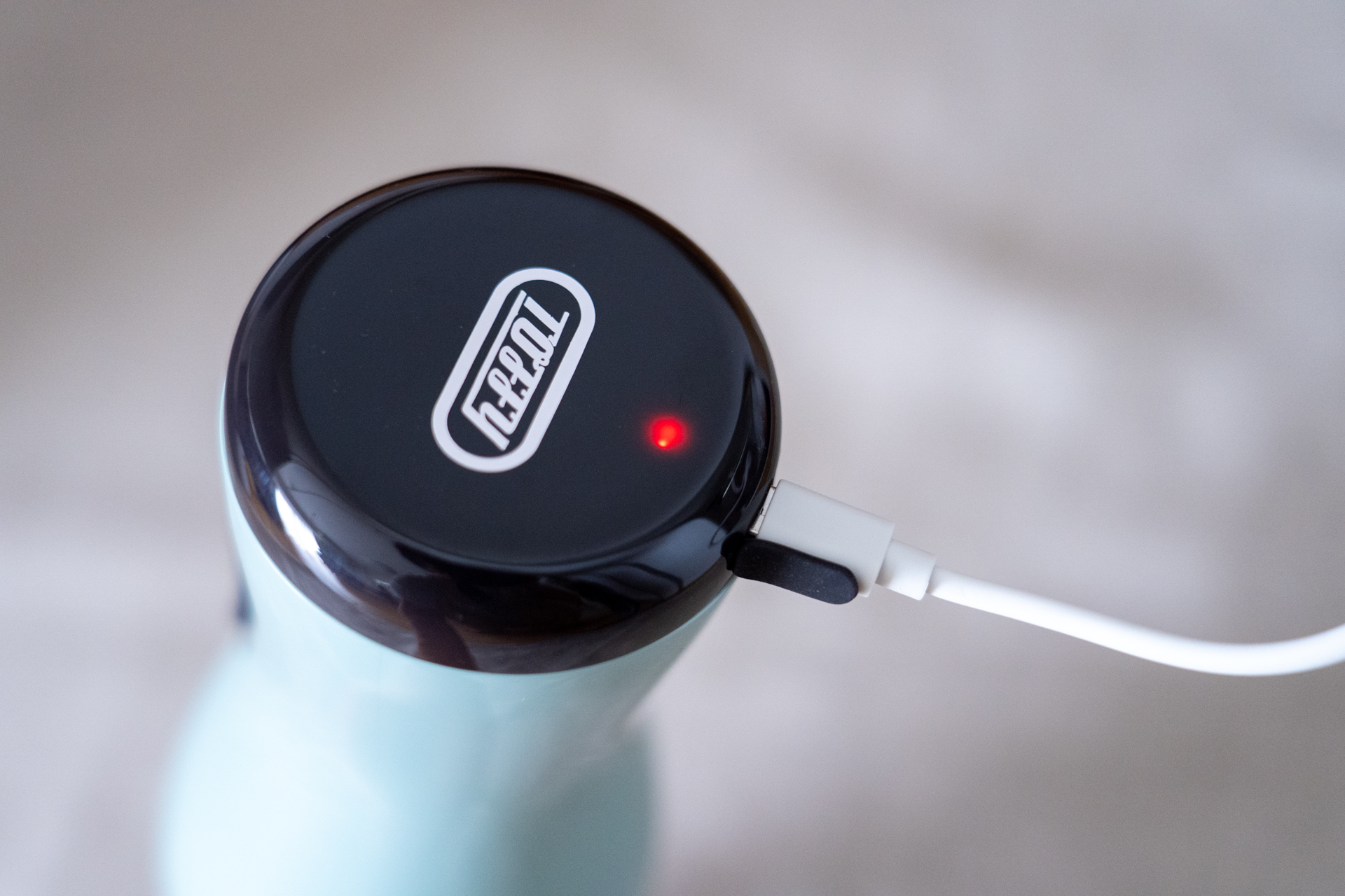 氷を作っている間に付属のUSBケーブルで充電。ACアダプターは付属しないのでご用意を