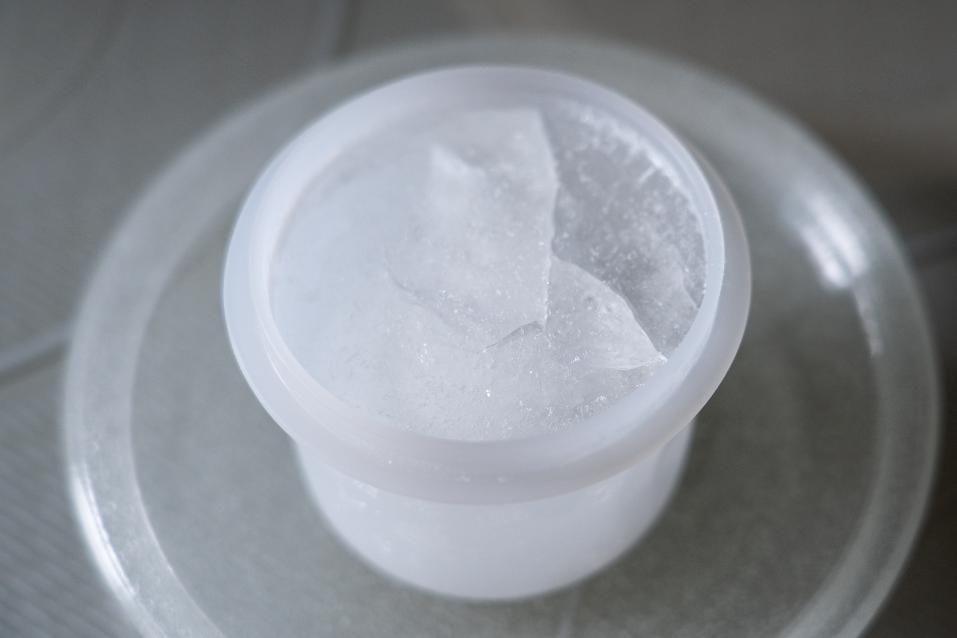 氷ができました。ふわふわのかき氷を作るには24時間以上冷凍するのがよいそうです