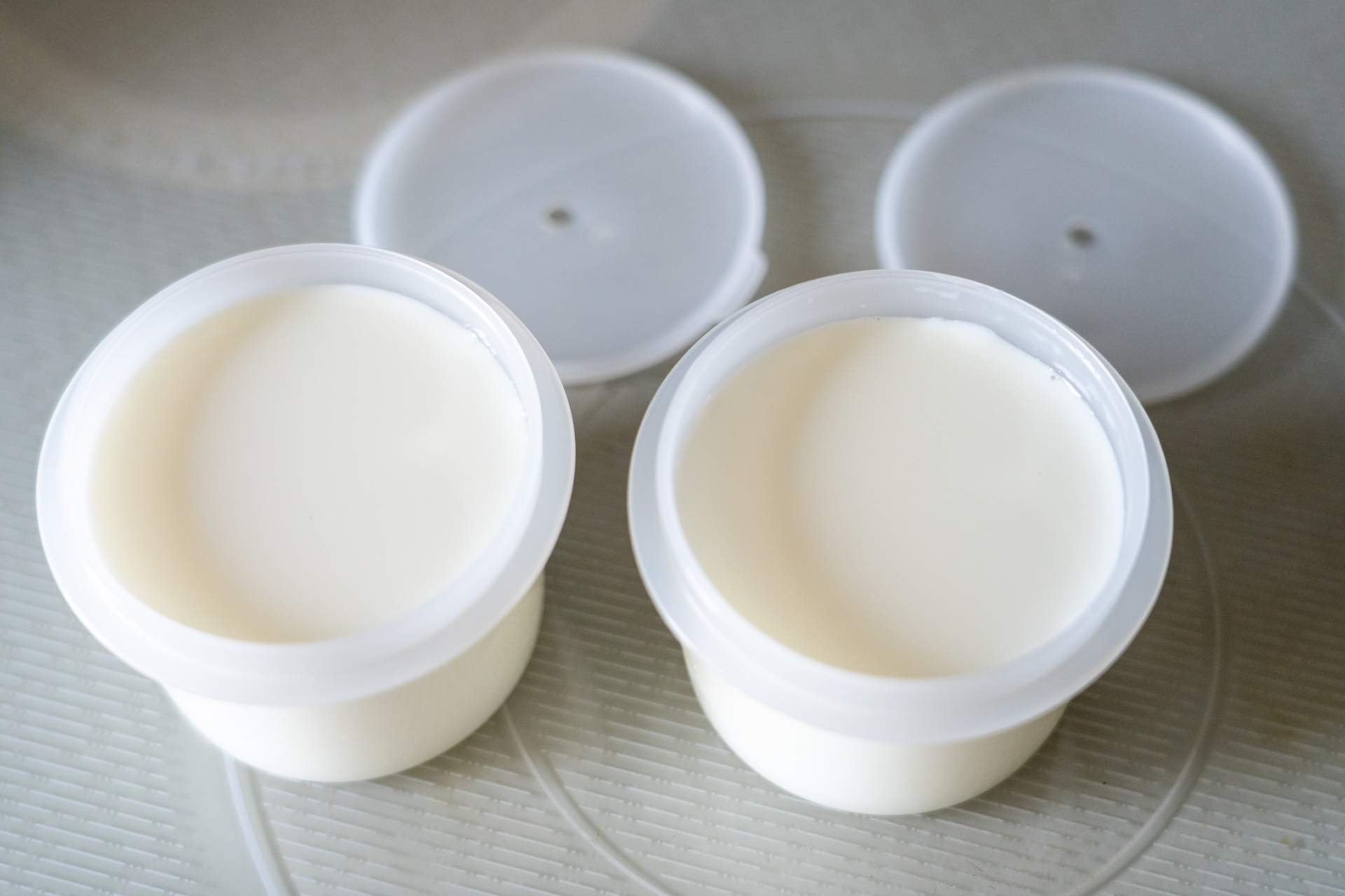 練乳大さじ2と牛乳150mLを混ぜたものが製氷カップ約1個分。今回は2個作りました