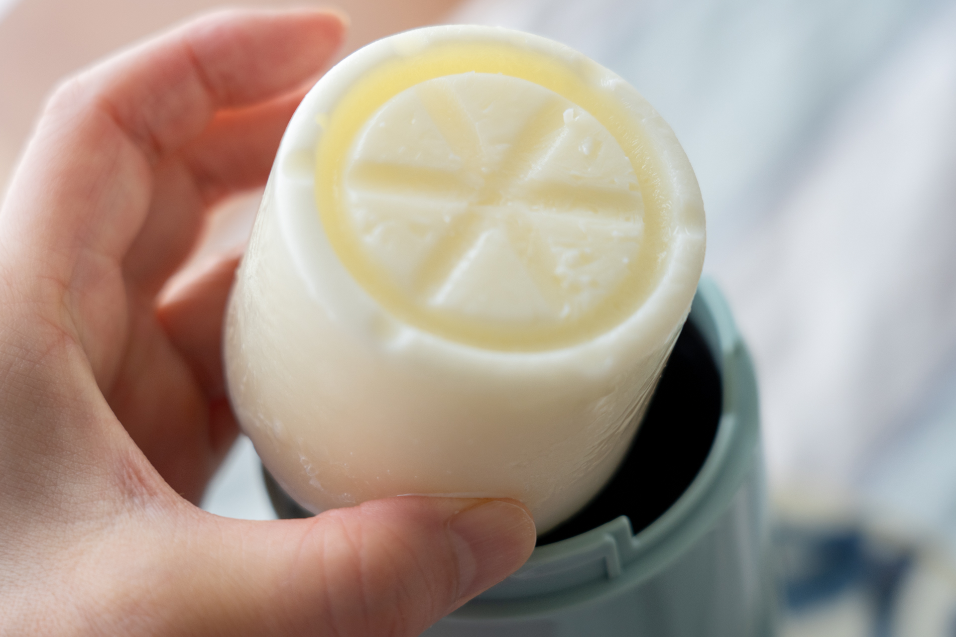 氷ができたら3～4分室内に置いて、表面がほんのり溶け始めたらセットします