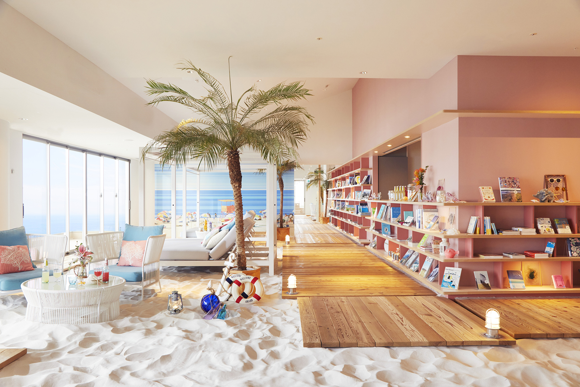 会場の「ソラノビーチ Books＆Cafe」には白砂が敷き詰められている