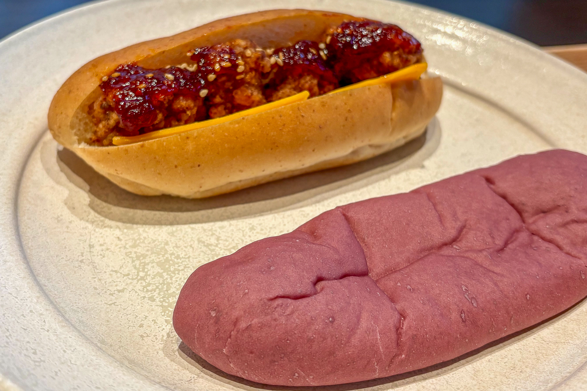 「ヤンニョムチキンチーズサンド」「サツマイモパン」
