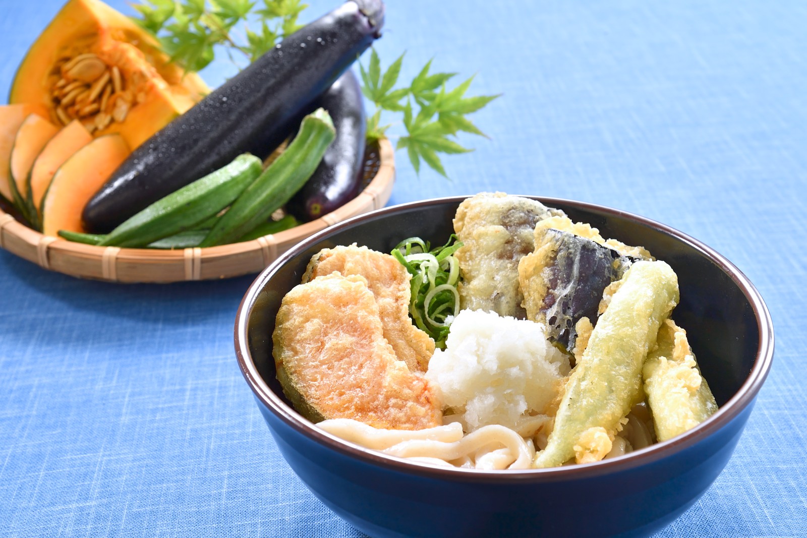 「夏野菜天ぷらぶっかけうどん」（1100円）