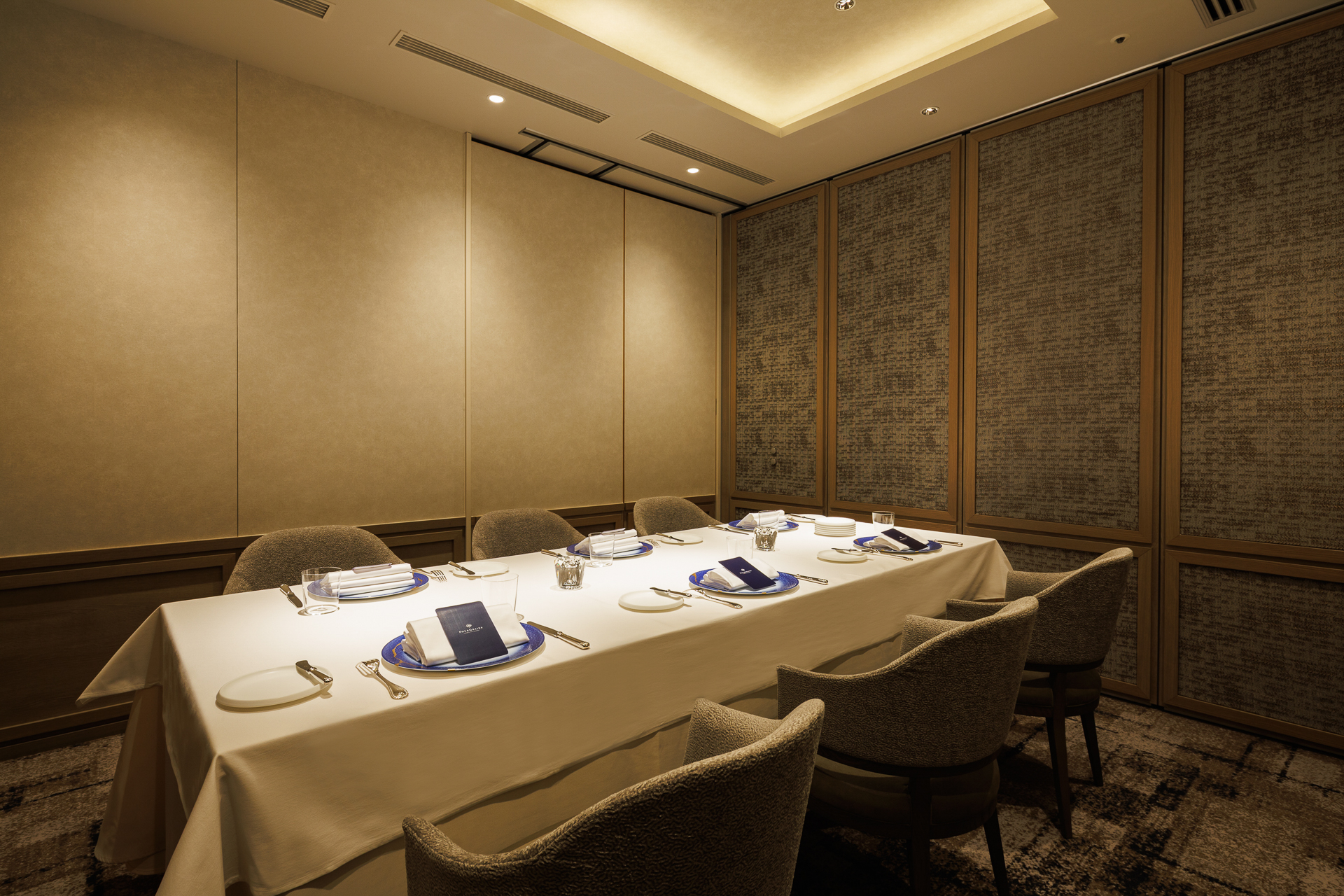 2部屋あるプライベートサロン。個室には会食に便利なモニターも備わる。2部屋をつなげれば最大12名まで利用できる