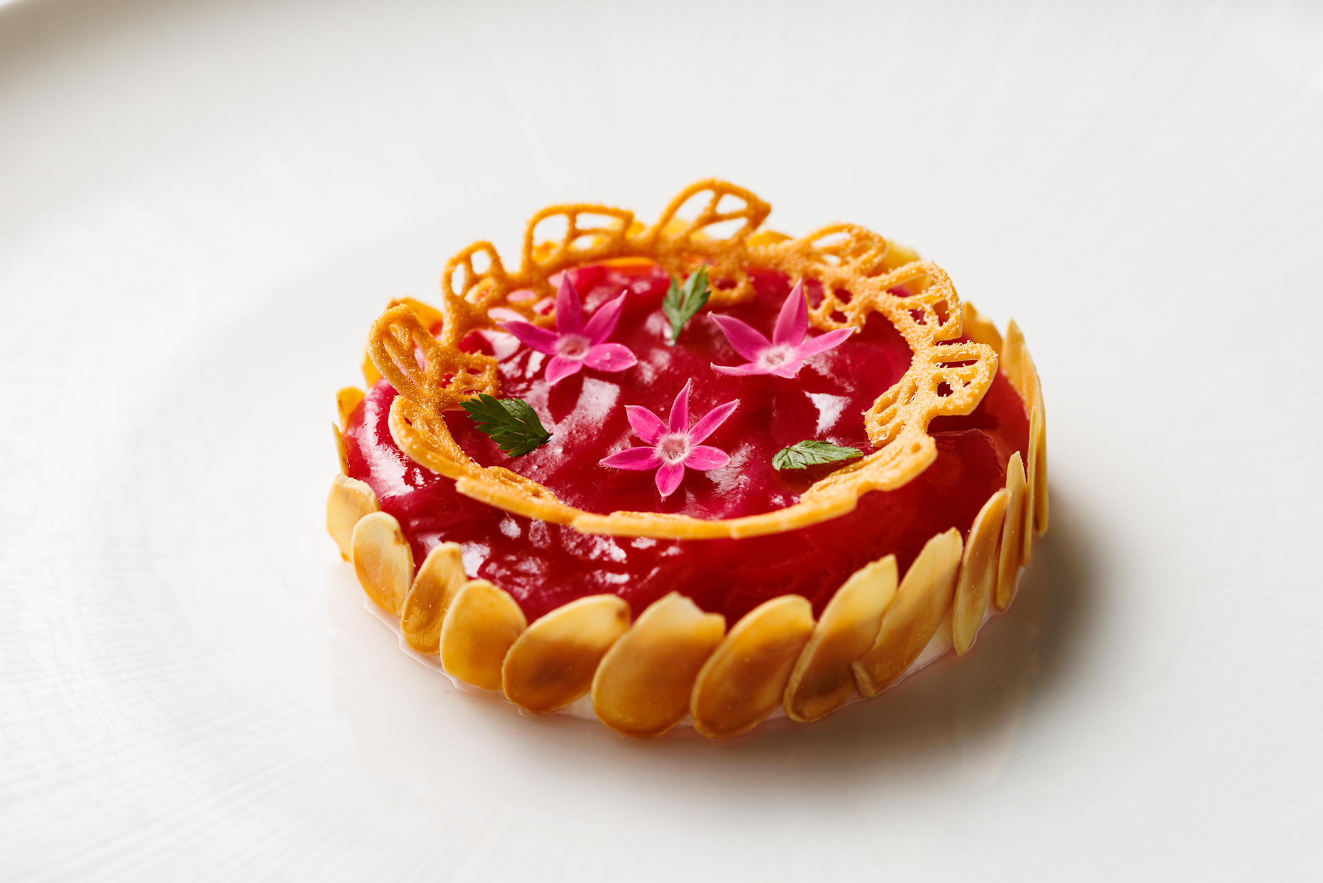 グランデセール「ピーチメルバ」。フランス宮廷料理の祖、オーギュスト・エスコフィエへのオマージュ。旬の桃のみずみずしさとバニラの調香を、アーモンドとともに楽しめる